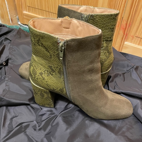 JOURNEE Olive Green Snake Skin booties Women’s Size 10 - Picture 2 of 11